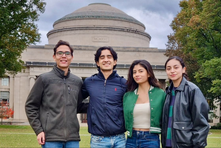 Santiago Cavazos del Tec Chihuahua junto a sus compa&ntilde;eros del Tecnol&oacute;gico de Monterrey en el campus del Instituto Tecnol&oacute;gico de Massachusset.