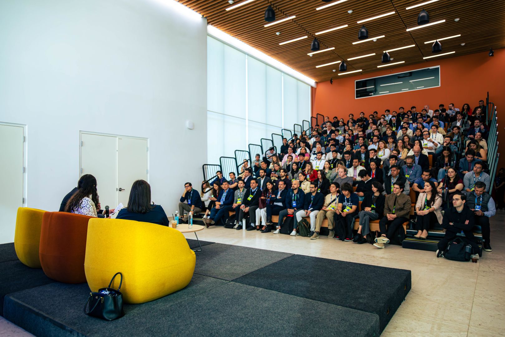 P&uacute;blico sentado observa con atenci&oacute;n una conferencia en incMTY 2026 sobre emprendimiento e inversi&oacute;n en startups.