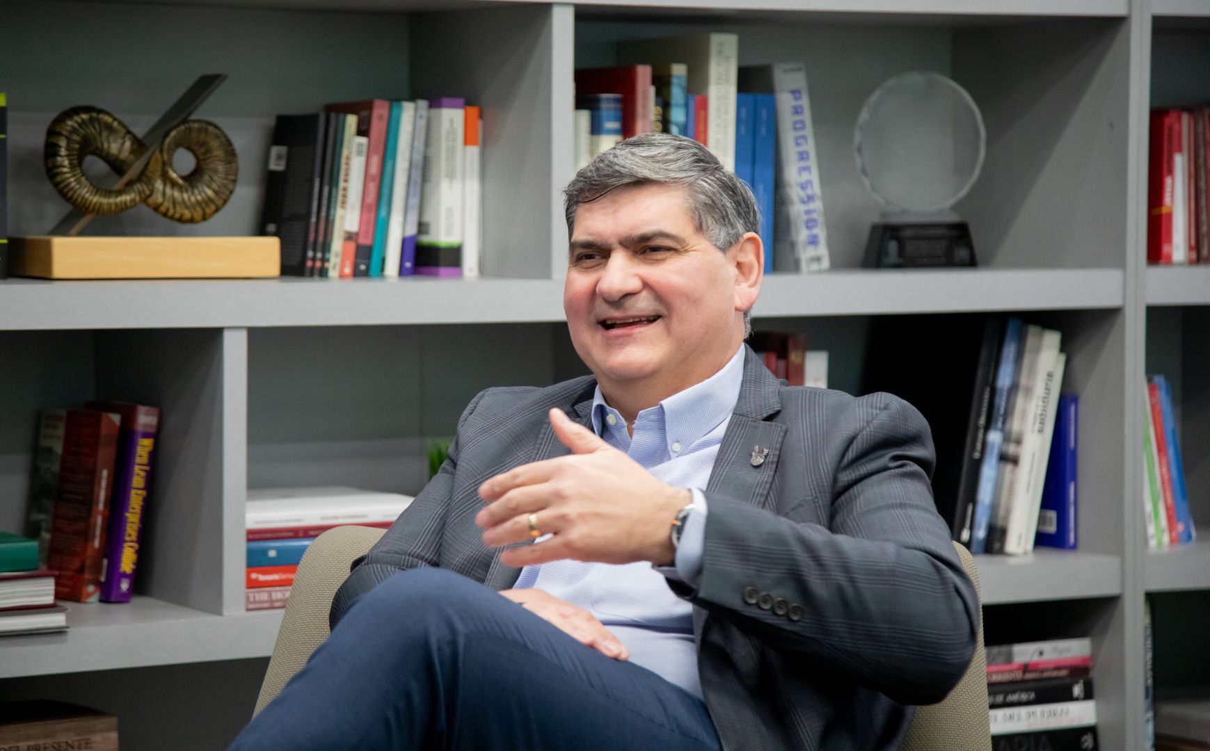 David Garza, presidente ejecutivo del Grupo Educativo Tecnol&oacute;gico de Monterrey, conversa durante una entrevista en una oficina con librero al fondo.