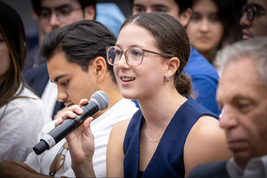 Estudiante con microfono