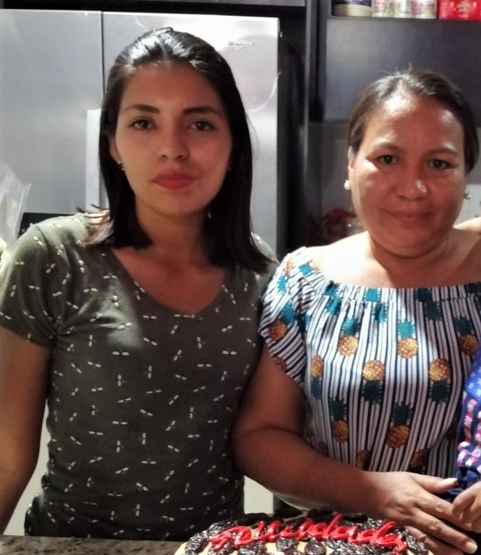 Paola y, a su lado, su madre