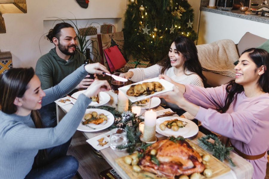 Grupo de amigos celebrando la navidad con cena típica