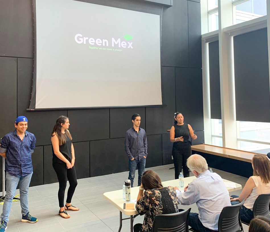 Aranzazú y su equipo durante la exposición de su proyecto