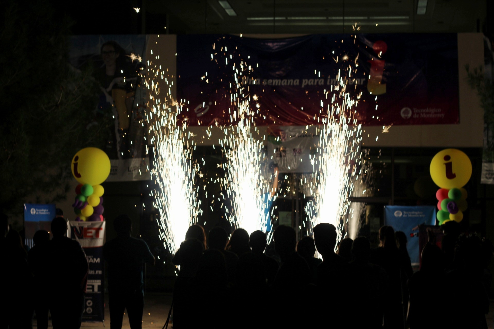 Fuegos artificiales en Bazar Binacional