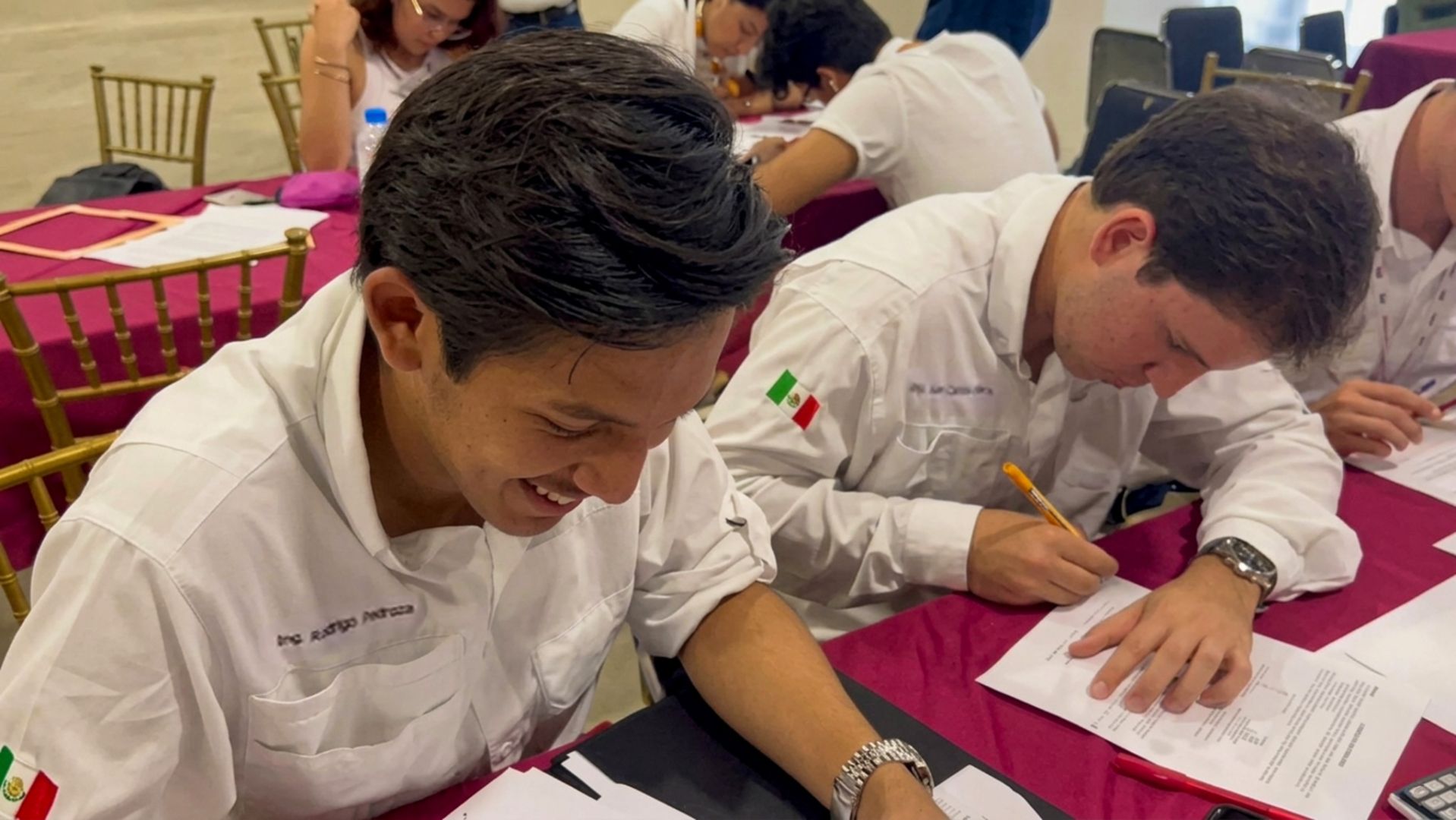 Estudiante sonriendo mientras participa en la competencia ANEIC