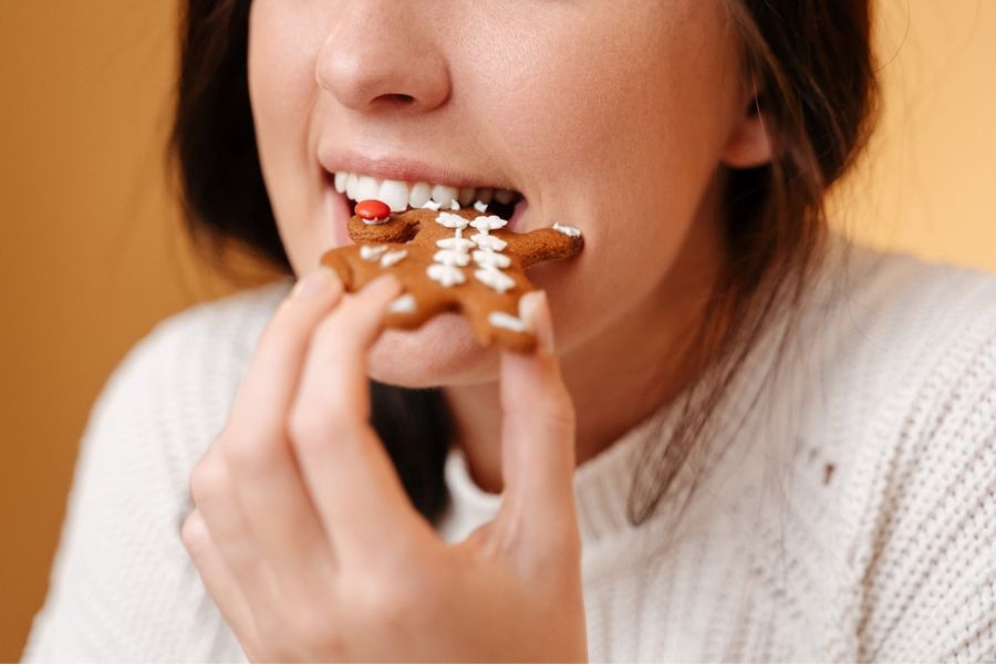 chica comiendo galleta navideña sin culpa