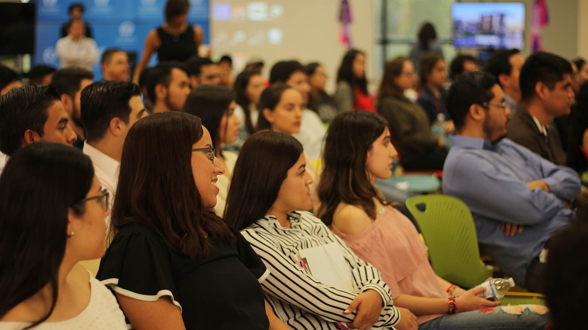 Los alumnos escuchando la conferencia.