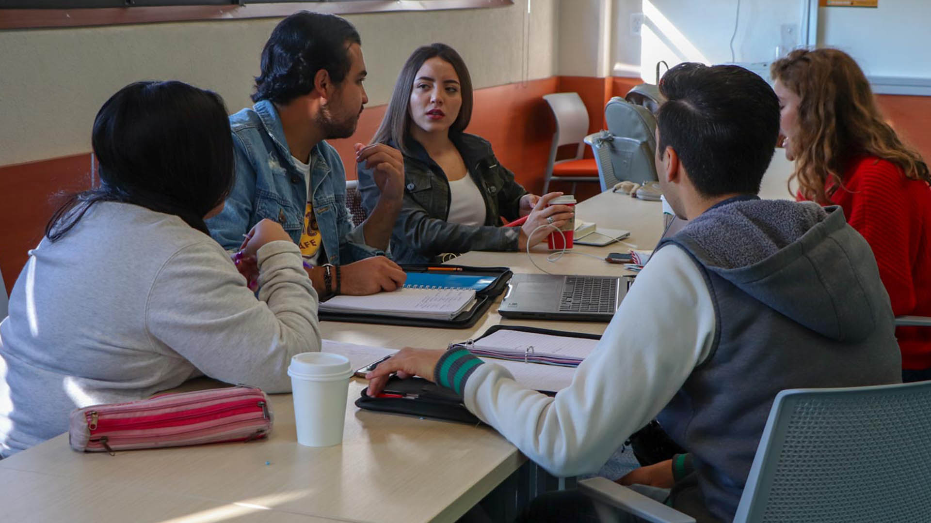 Retos reales, aprendizajes reales: alumnos colaboran con empresarios