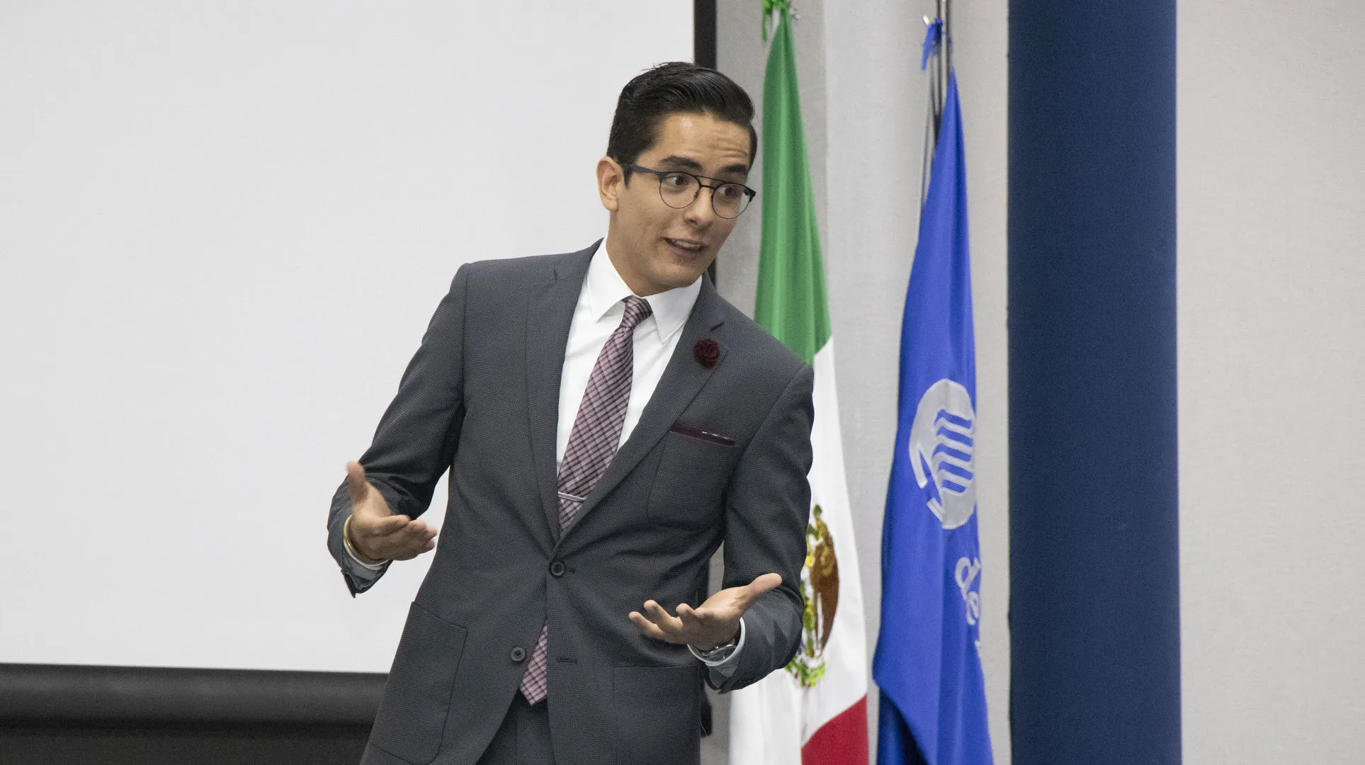 Andrés Hornedo, ganador del primer lugar regional de Discursos Persuasivos