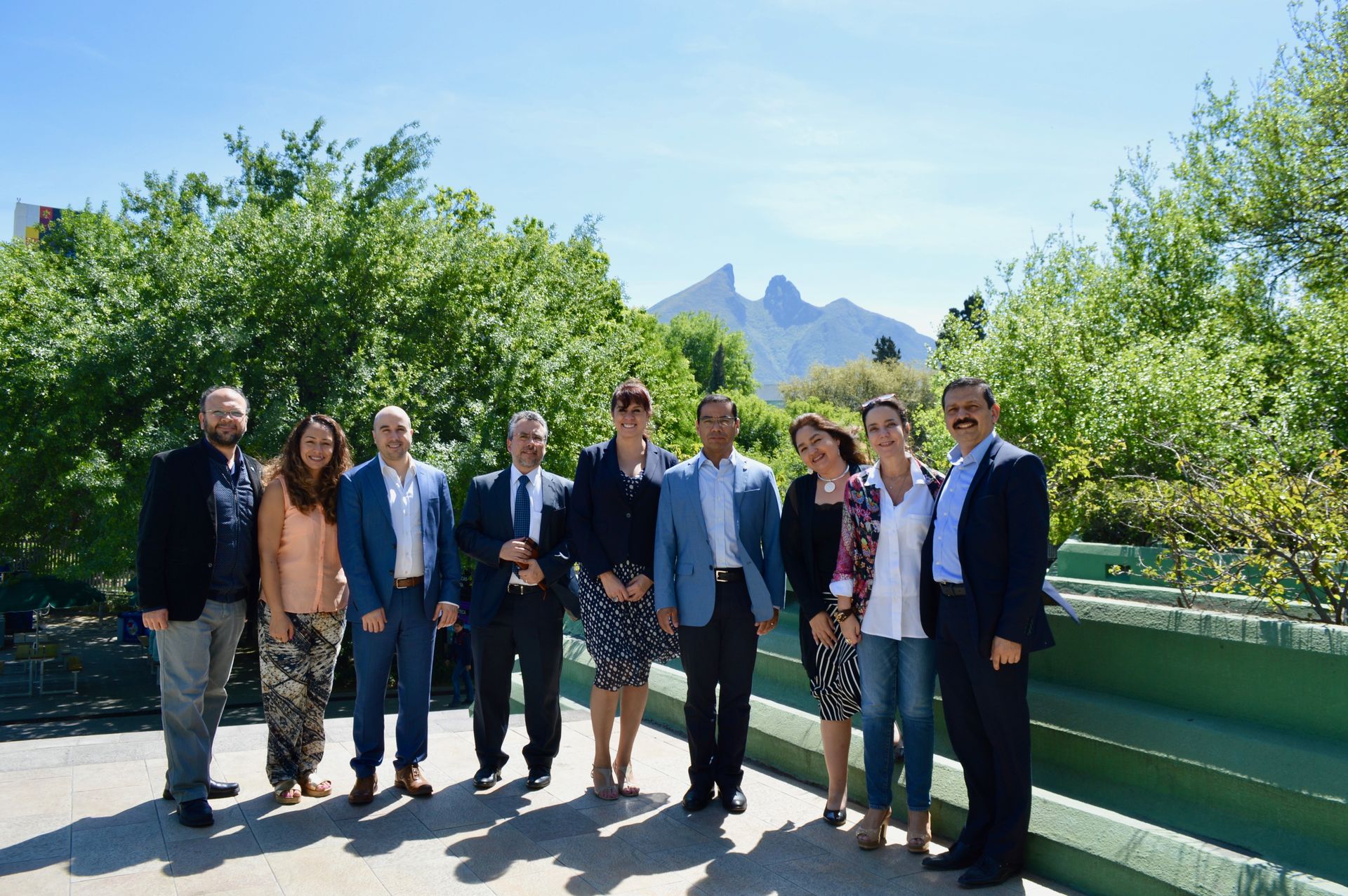 Directivos de IBM frente al Cerro de la Silla