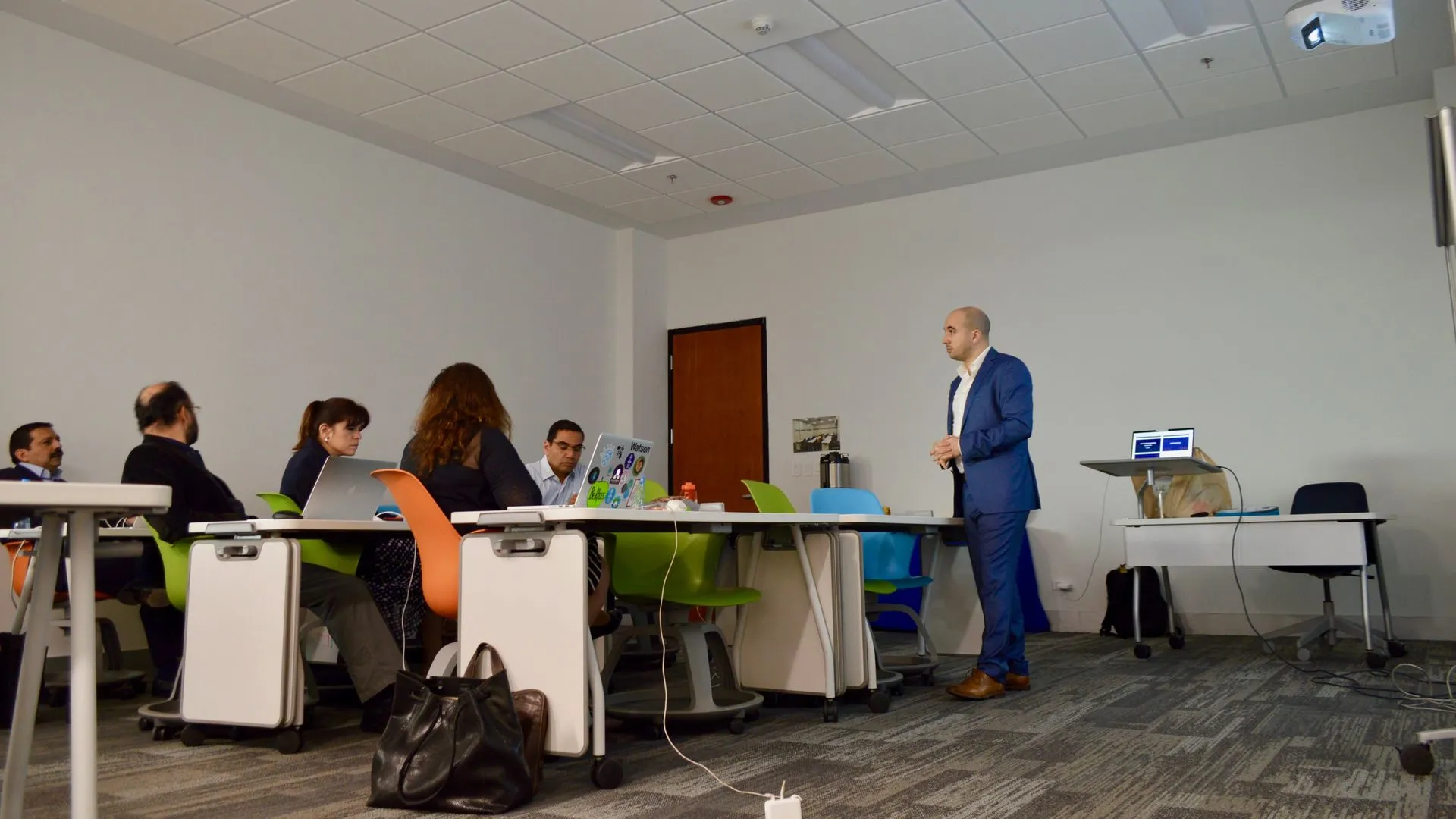 Directivos de IBM en el Taller Intensivo en CEDDIE