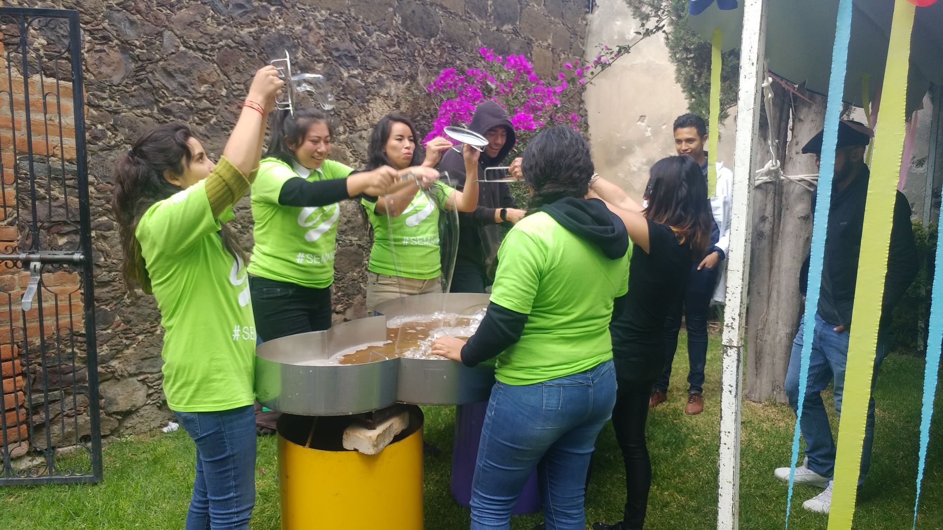 Alumnos del Tec disfrutando