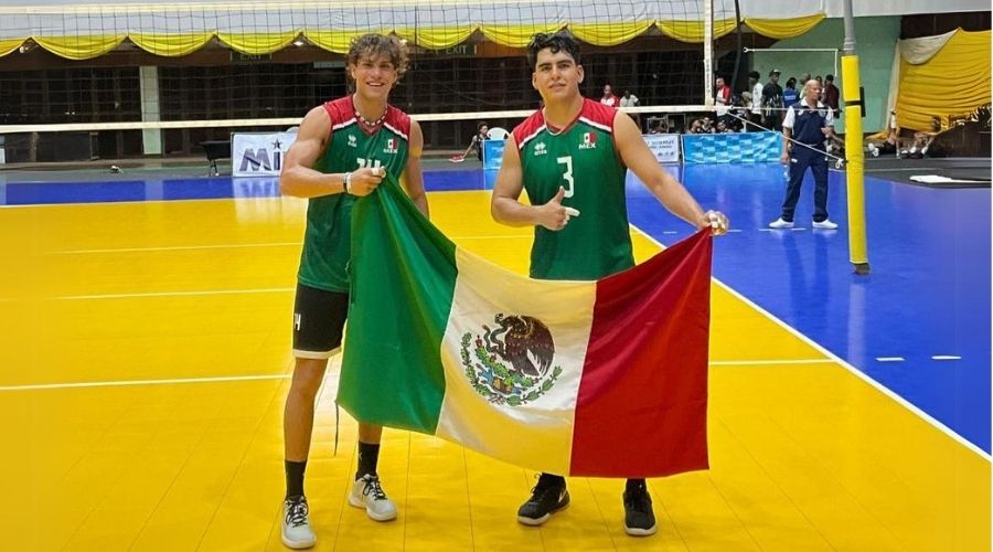 Borregos Qro con la bandera de México, en partido de voleibol