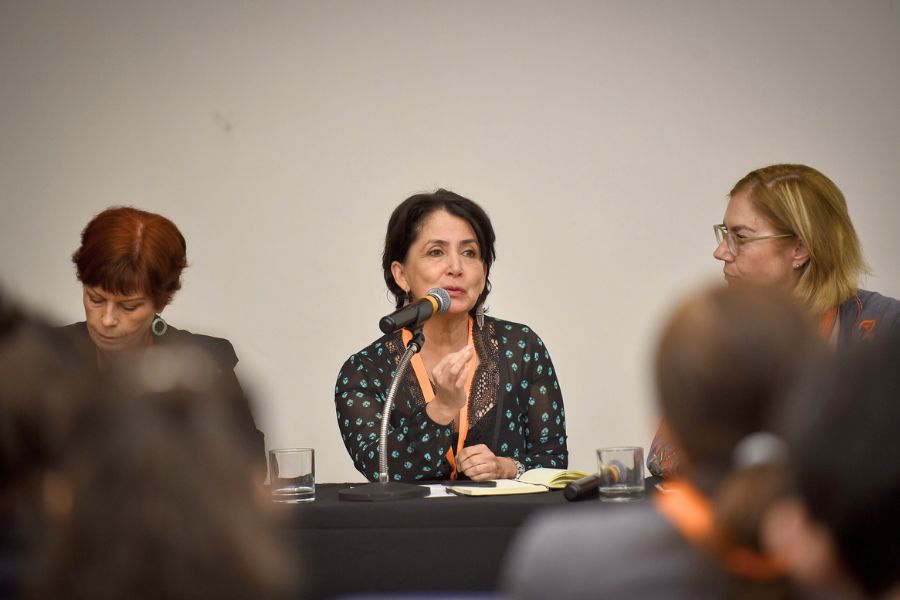 Edna Jaime en congreso de la triada