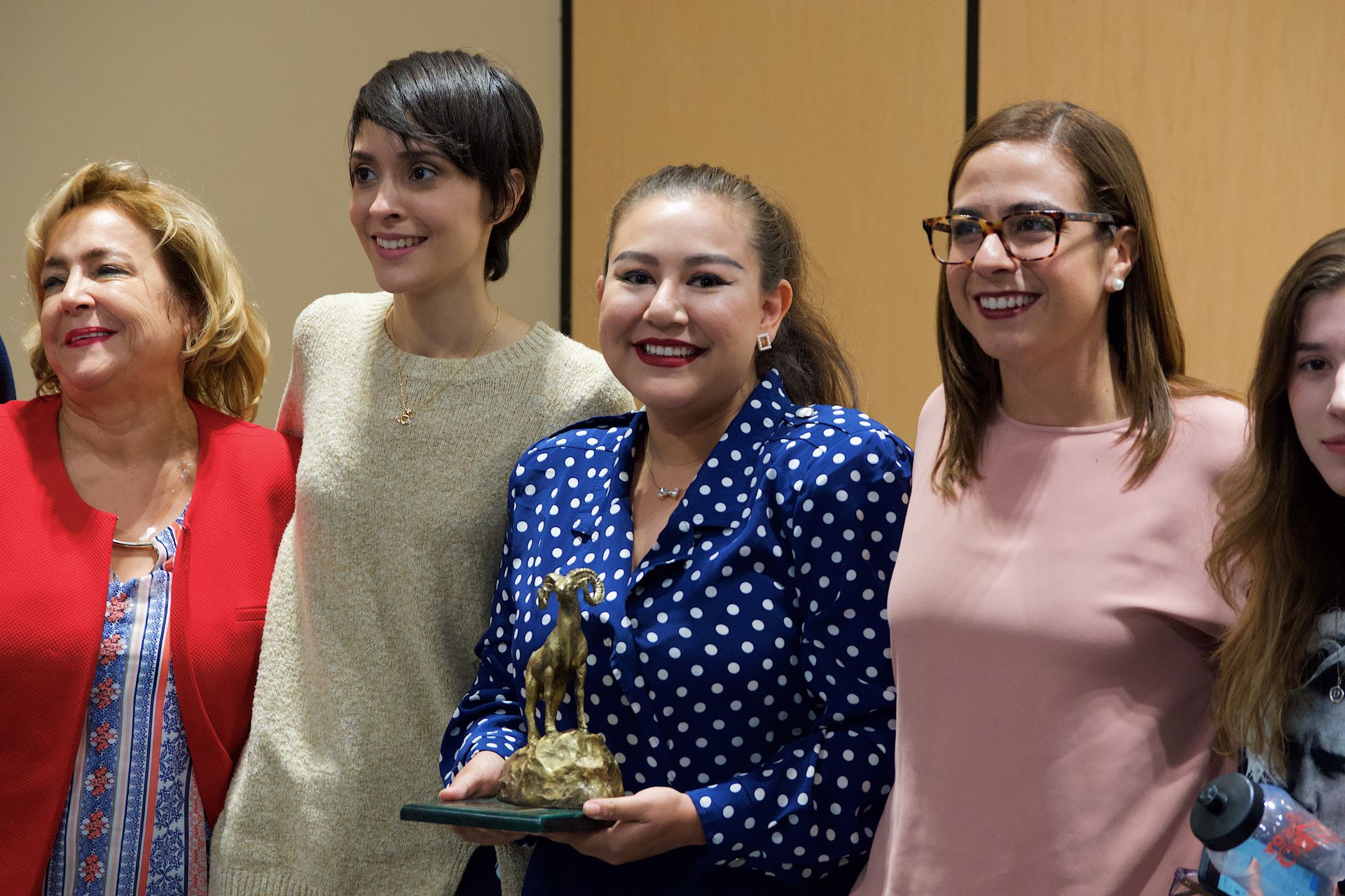 Daphne Selegna Vázquez recibiendo el premio al servicio social