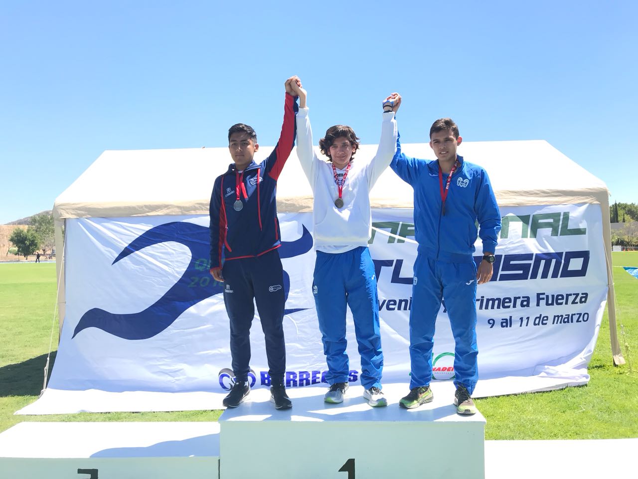 Jovenes en podium de primer lugar