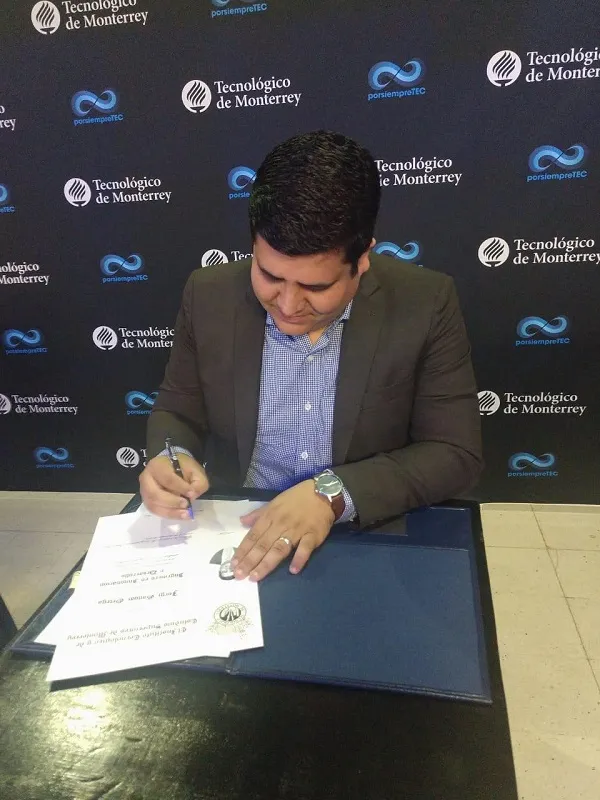Jorge Gandar firma de título