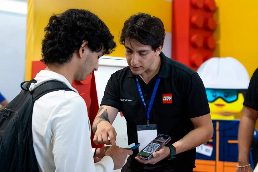 Egresados del Tec en feria del empleo