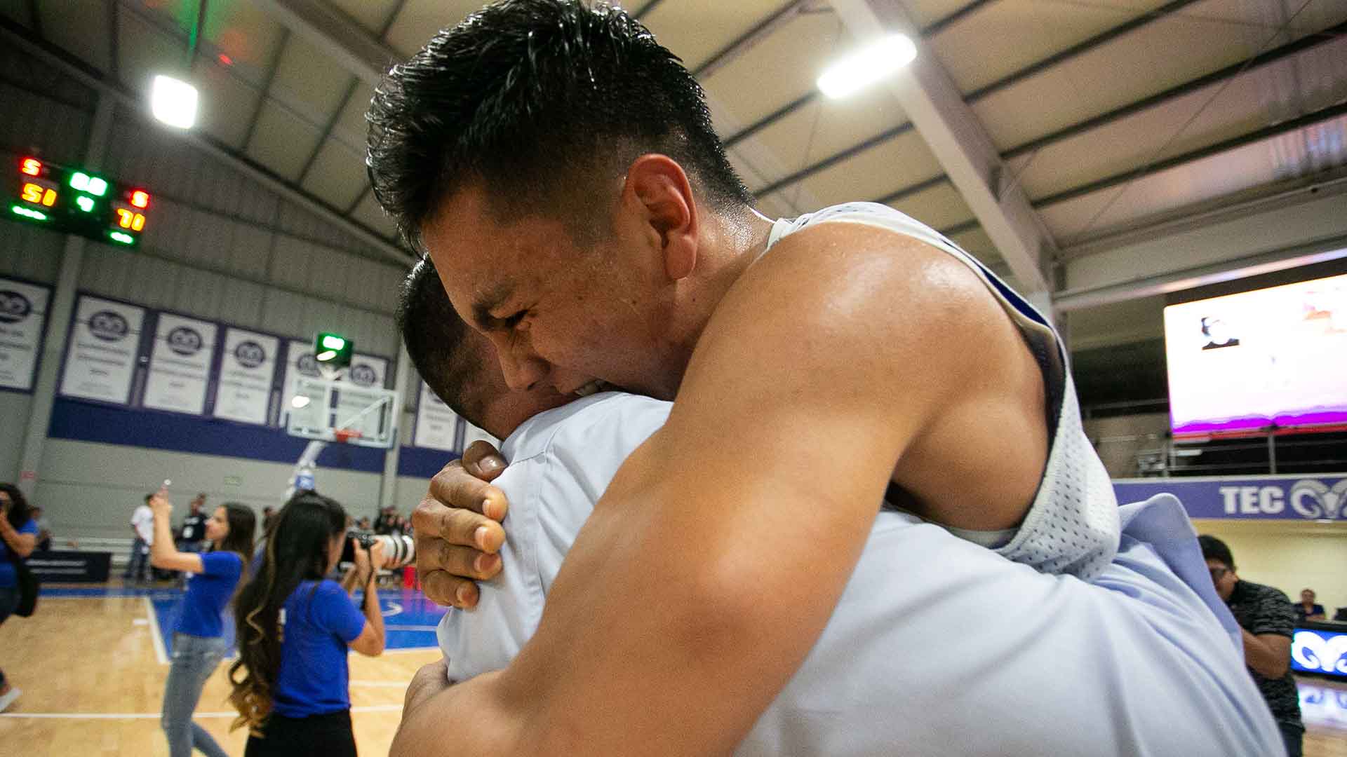 Juan Contreras y Sergio Molina celebrando el triunfo en Ocho Grandes