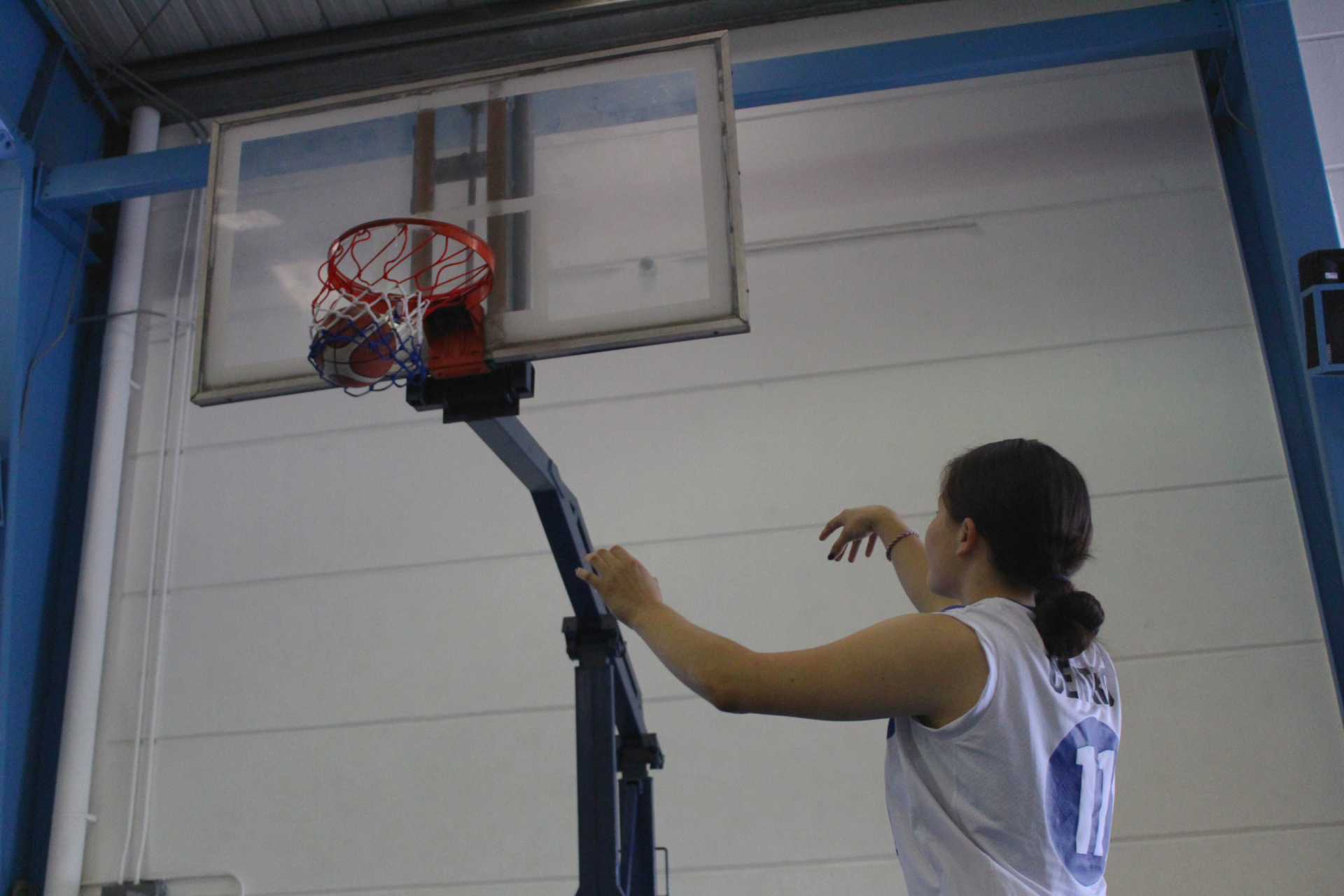 Tania Martínez jugando basquetbol, Campus Irapuato