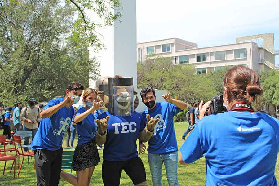 Alumnos de campus Monterrey en el festejo del 78 Aniversario del Tec.