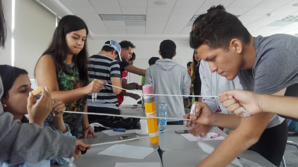 Alumnos aprendiendo sobre liderazgo.