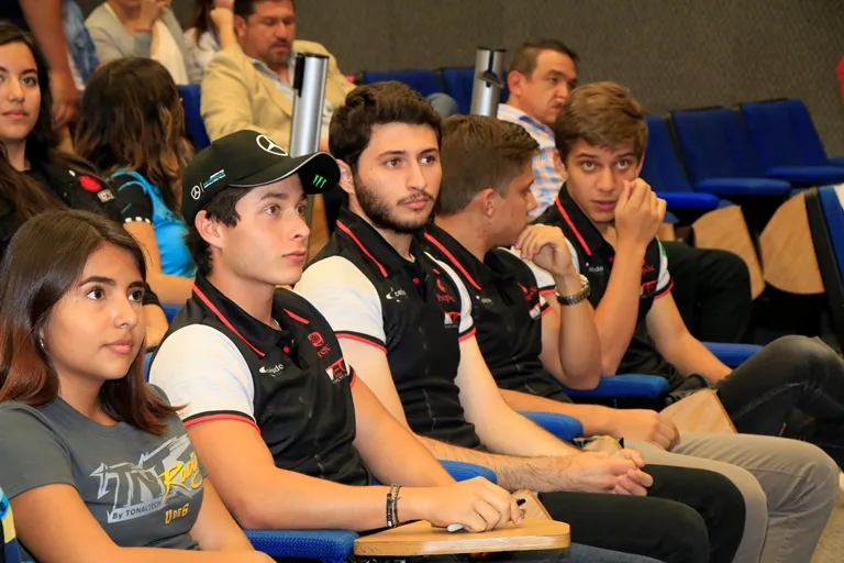 La charla estuvo llena de anécdotas de los momentos que fueron decisivos para él y de los inicios de su hijo –Checo Pérez- en este deporte.