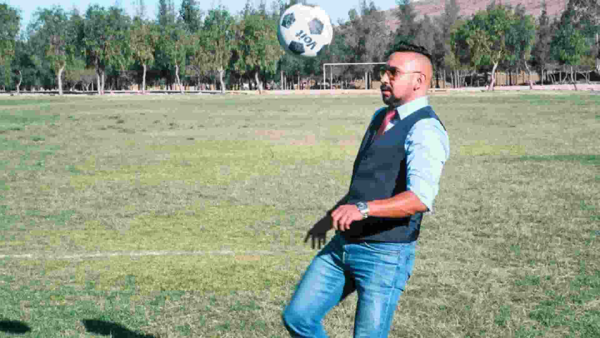 Salvador ha sido un apasionado del fútbol desde que era niño. 