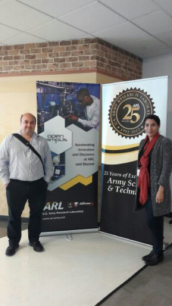 Roberto Parra (izquierda) y Magdalena Rostro (derecha) durante el Open House de U.S. Army.