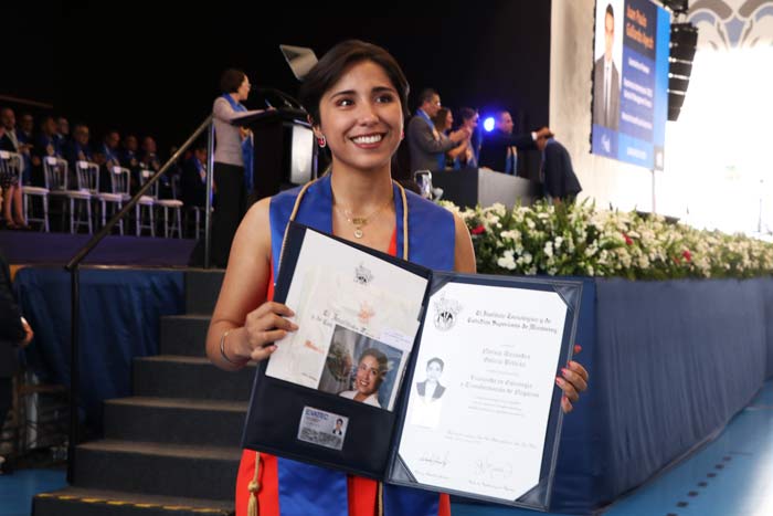 Alejandra Galicia, graduada de LAET