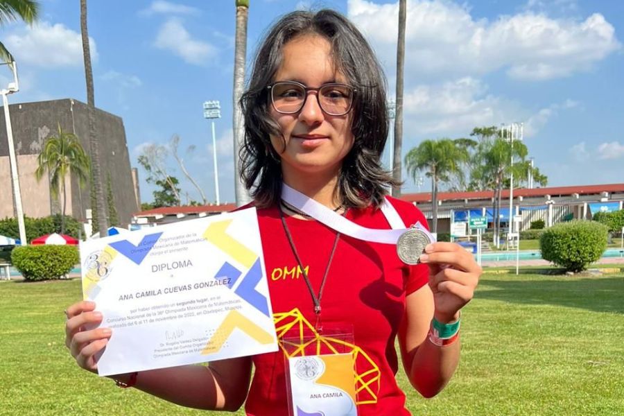 Camila Cuevas con su medalla de ganadora.