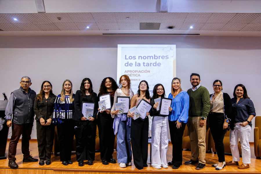 Cinco alumnas de PrepaTec recibiendo el libro "Los nombres de la tarde".