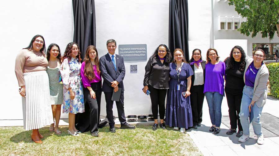 Alumnas y directivos en la inauguración del Mural Gender Watch