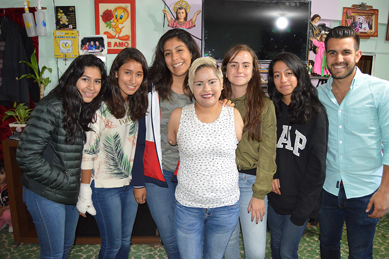 Estudiantes de PrepaTec con persona con discapacidad