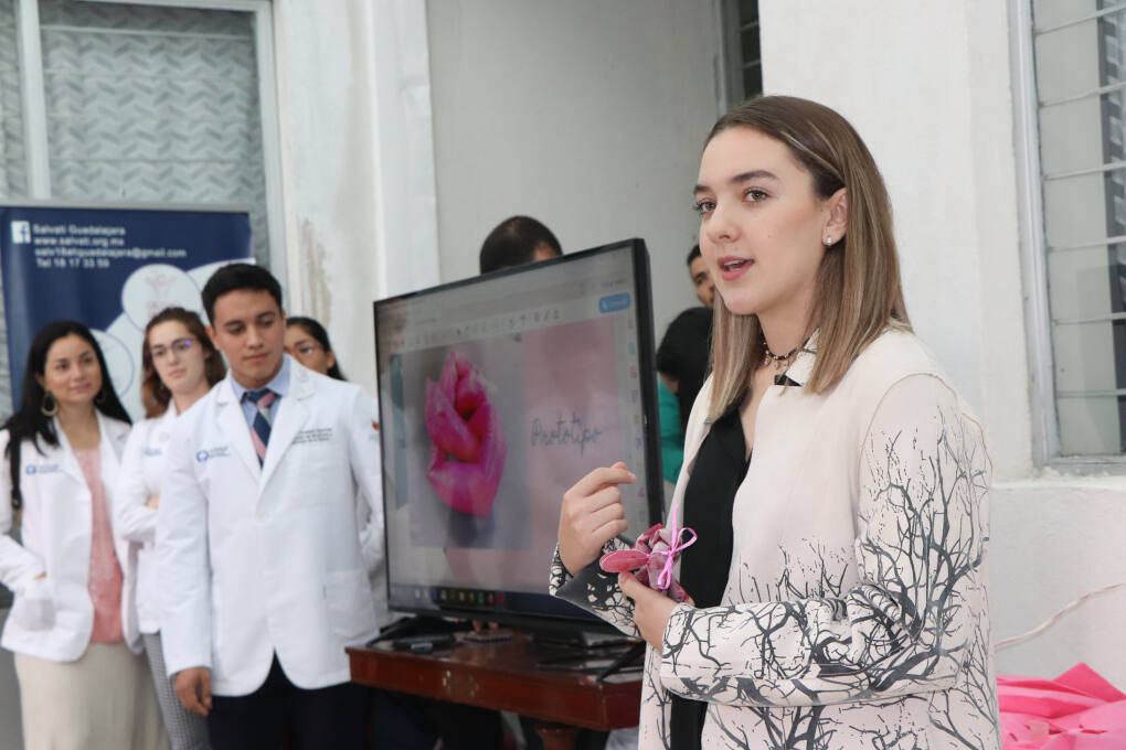 Entrega de pinkboli a mujeres con cáncer de mama