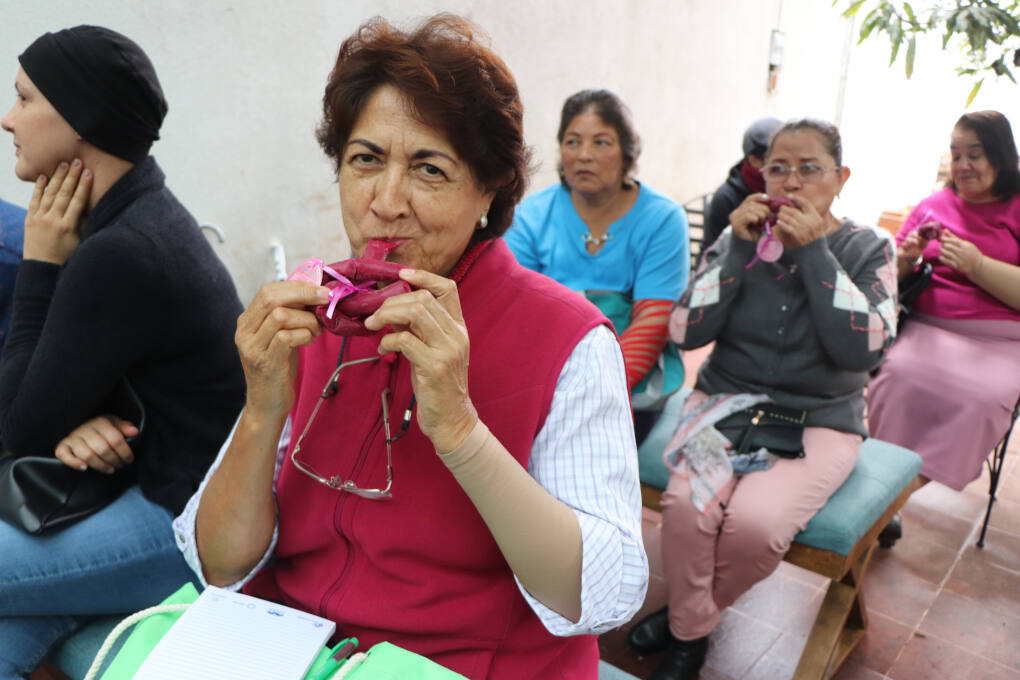 Entrega de pinkboli a mujeres con cáncer de mama