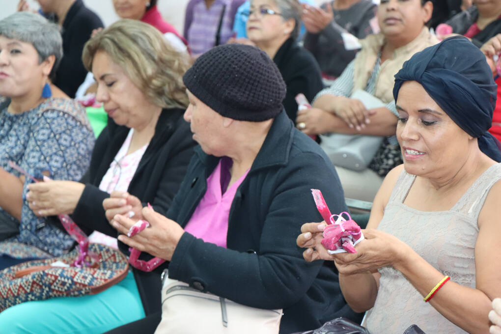 Entrega de pinkboli a mujeres con cáncer de mama