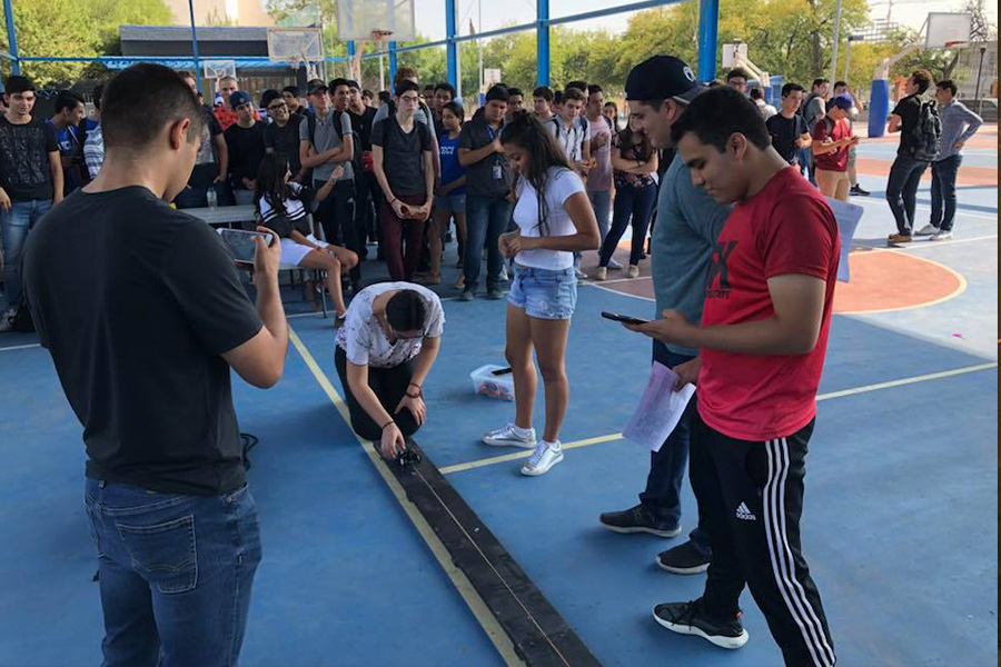 Alumnos a punto de comenzar competencia de autos robóticos