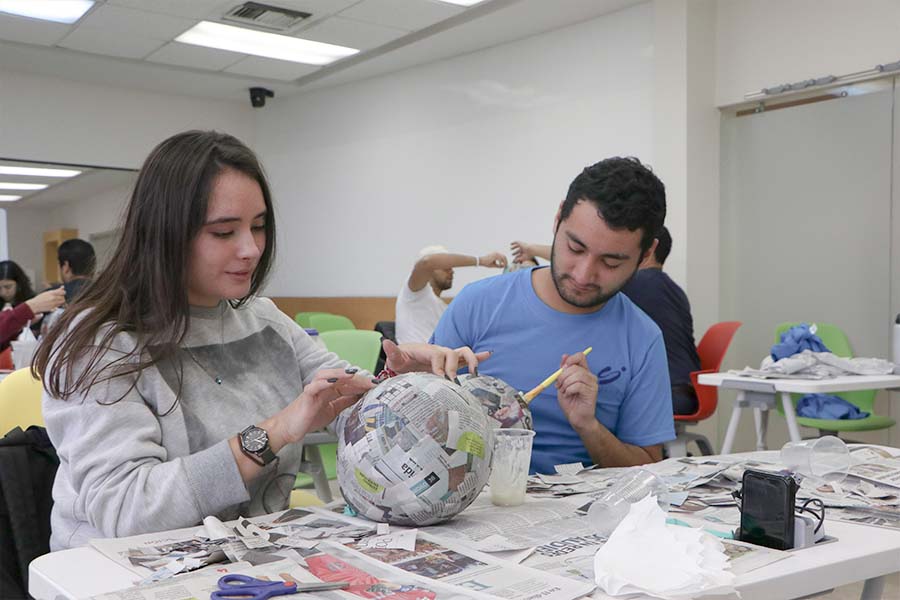 Alumnos elaborando su piñata para decorarla