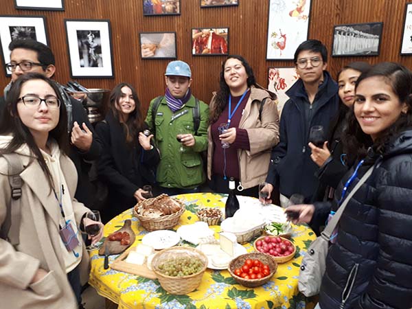 Alumnos degustando alimentos