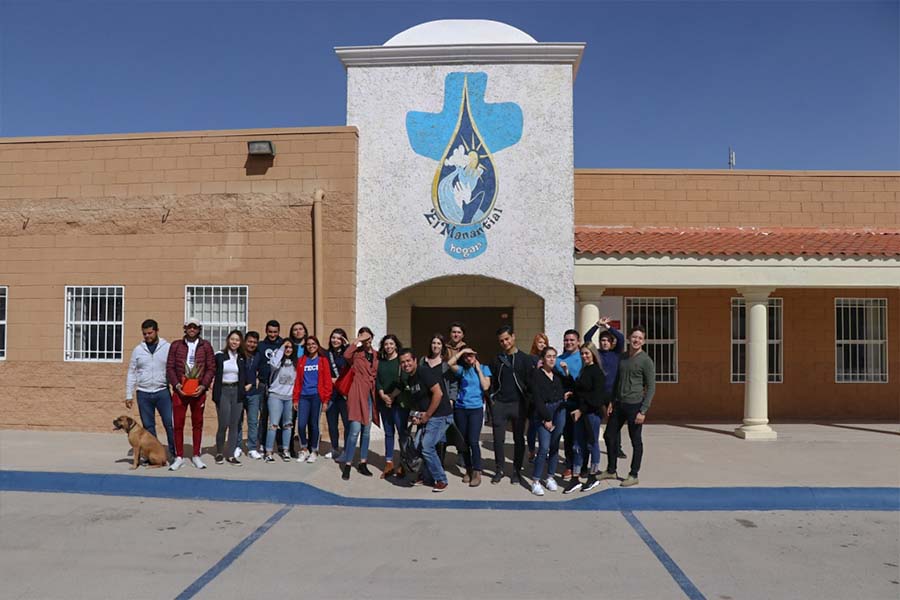 Alumnos visitando la casa hogar El Manantial