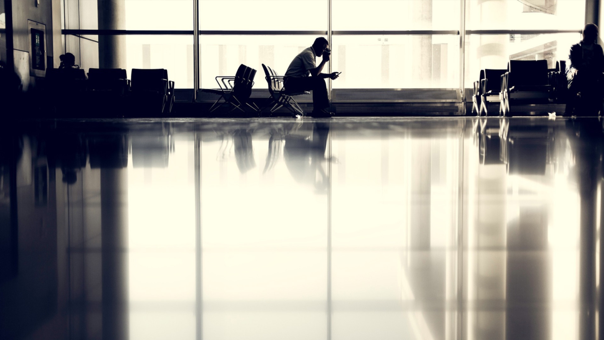 Alguien esperando en un aeropuerto