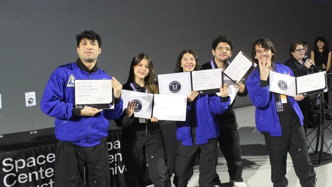 Armando junto con su equipo recibiendo su reconocimiento por parte del Space Center 