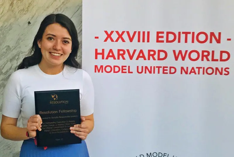 estudiante con su premio