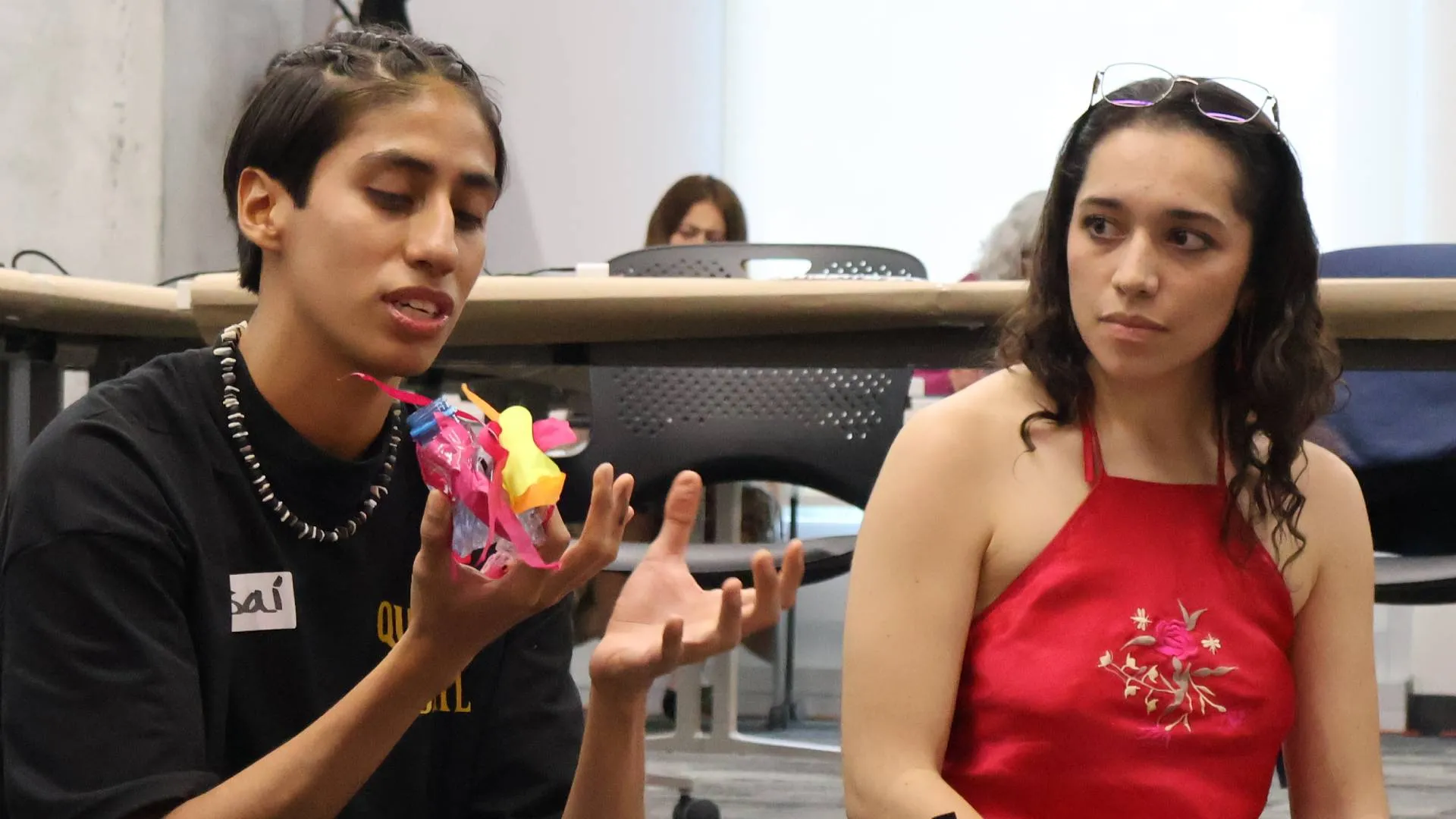 Becario de la primera generaci&oacute;n del curso mostrando una manualidad