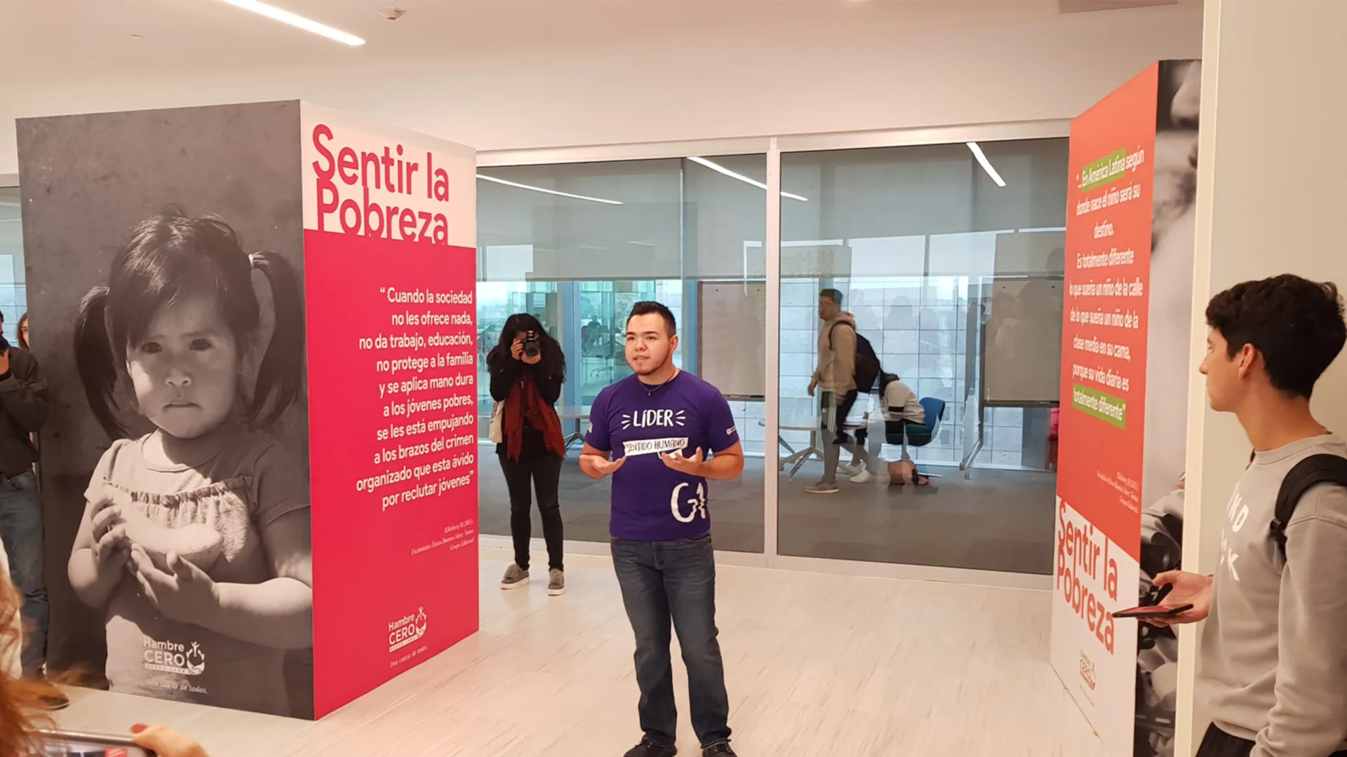 Joven frente a publico hablando