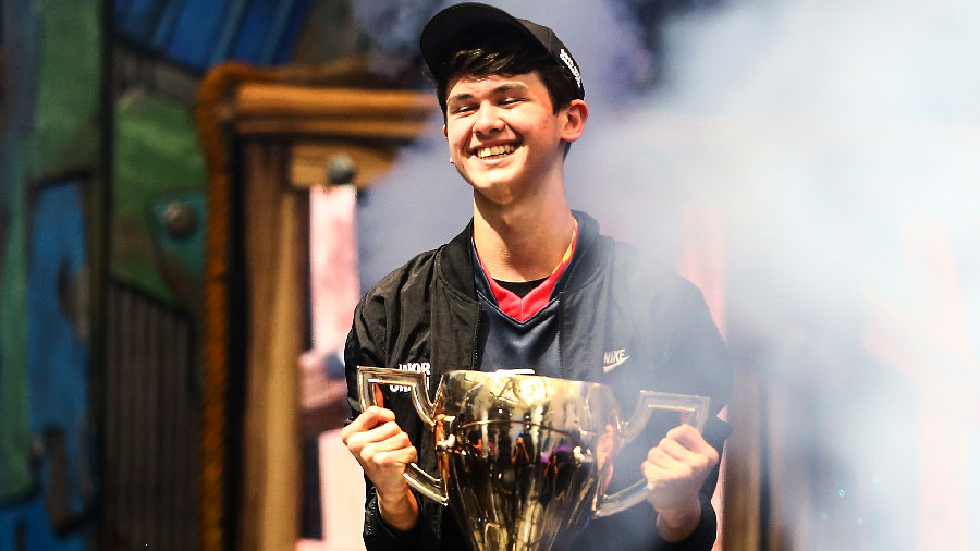 Bugha, joven de 16 años campeon de Fornite levanta la copa