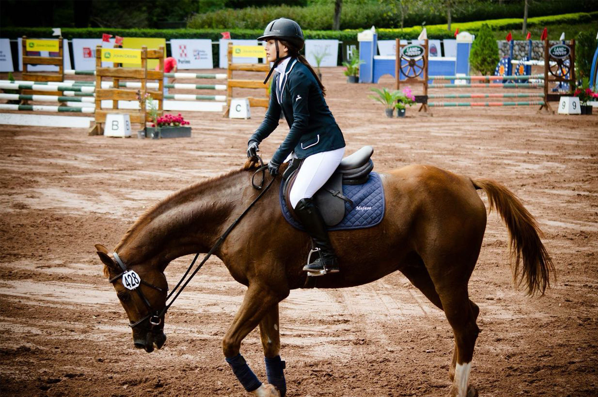 Andrea montada en un caballo 