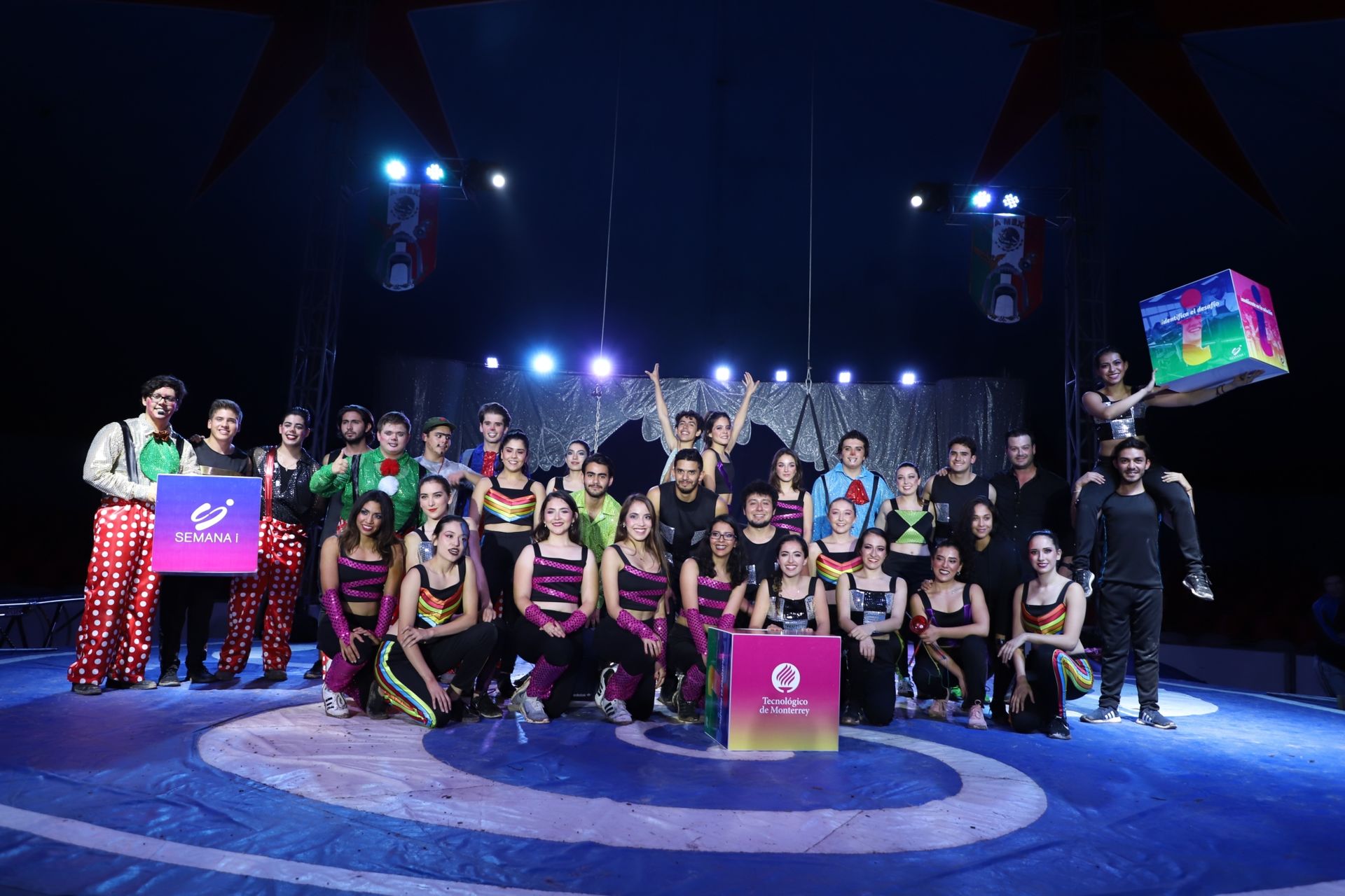 Alumnos del Tec al finalizar la función en Forever Circus