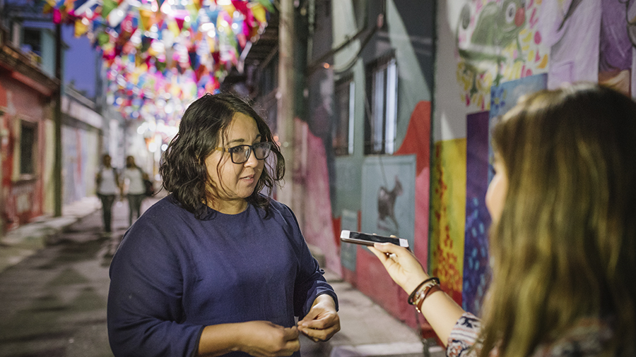 Arquitecta siendo entrevistada